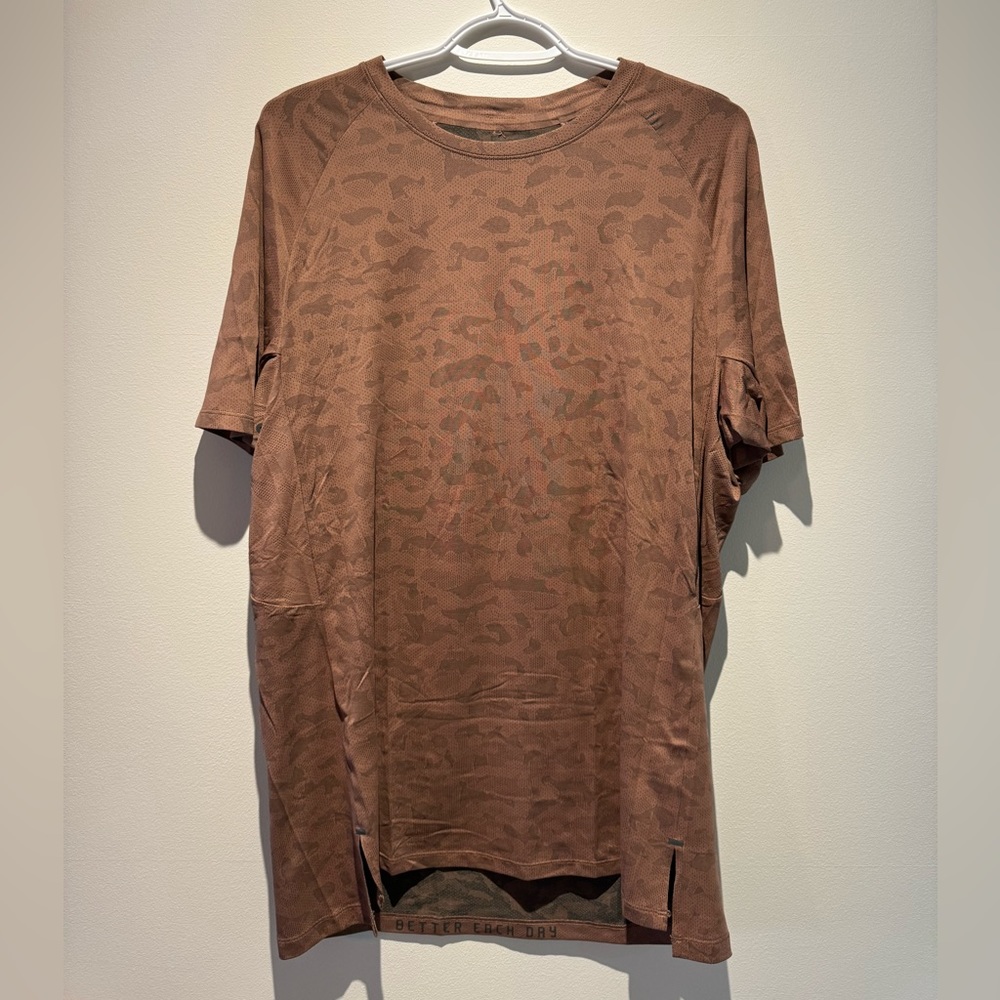 Lululemon Men’s Large Textured Training Tee